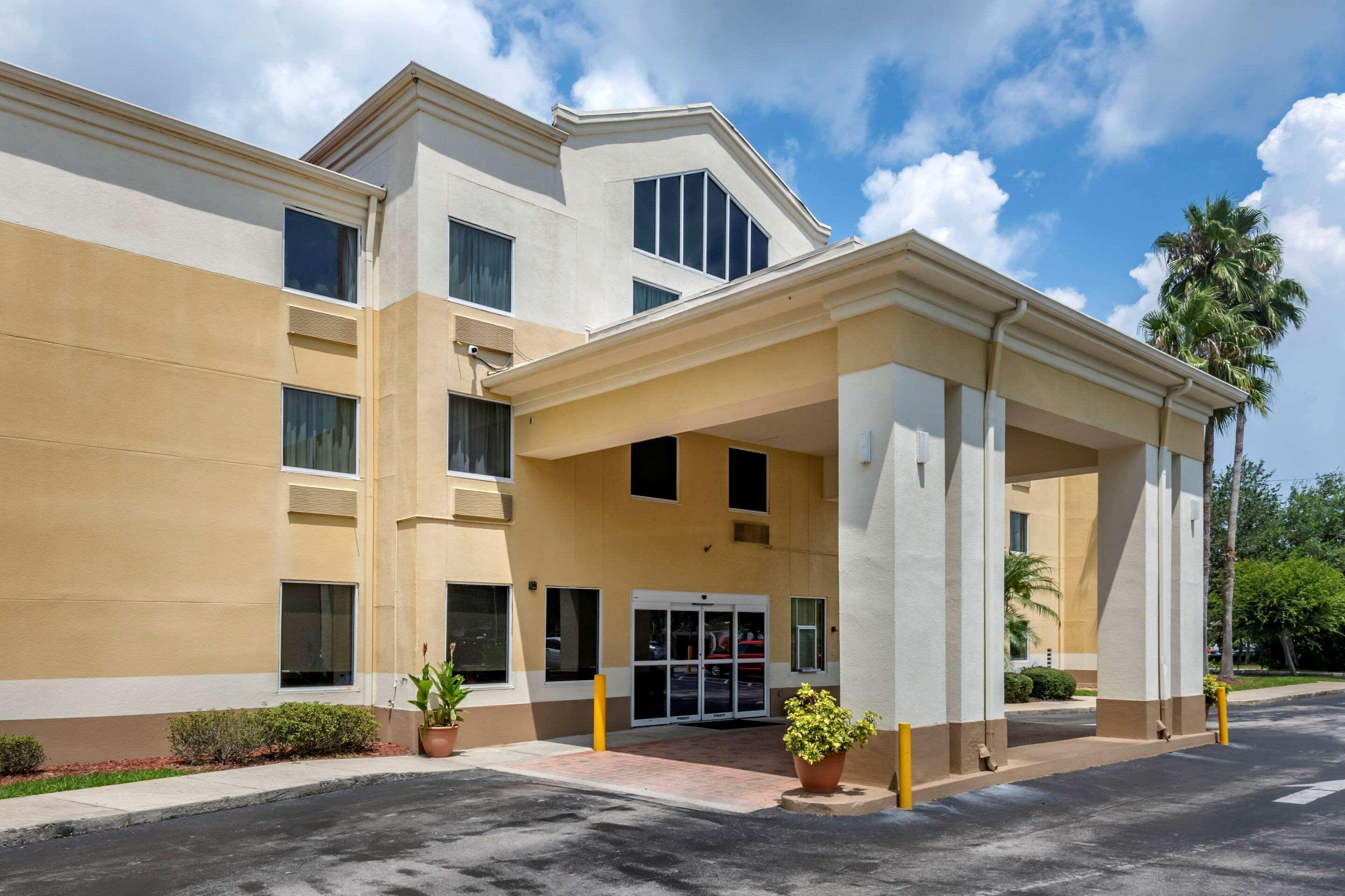 Comfort Inn & Suites Deland - Near University Bagian luar foto